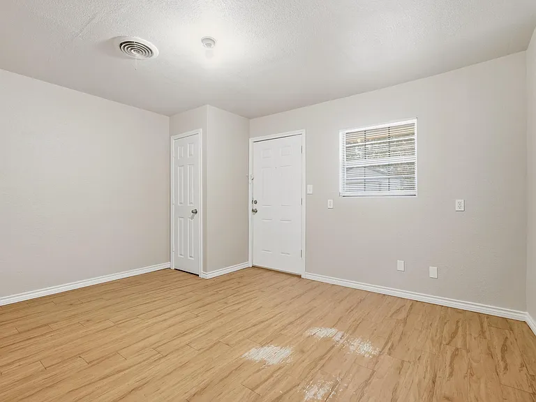 2034 Collins Ave — Photo 21