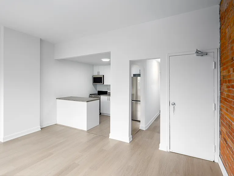 1046 Bathurst St — Photo 31