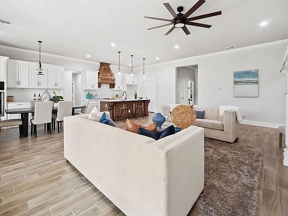 5th image of 207 Colonial Dr