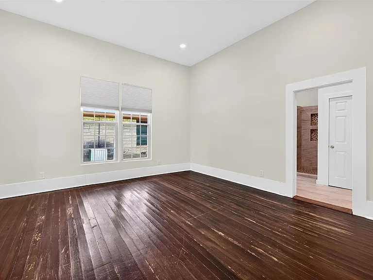 529 W Clark St — Photo 20