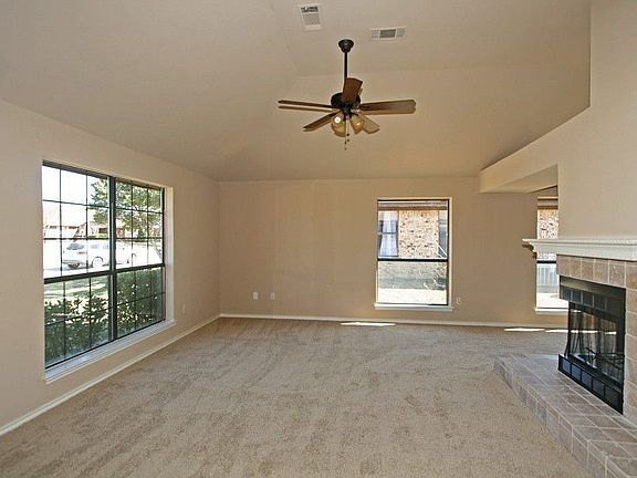 4th image of 1310 Petunia Dr