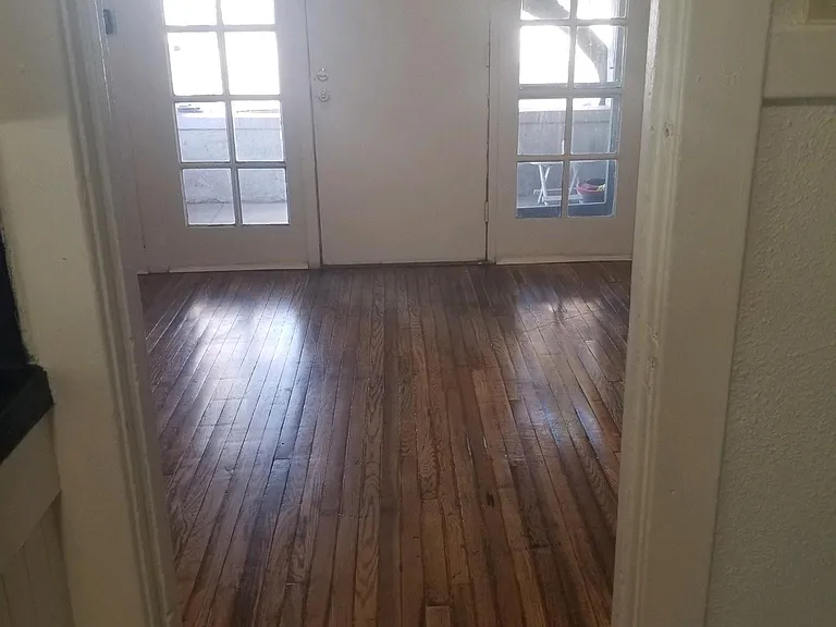 800 E 6th St — Photo 3