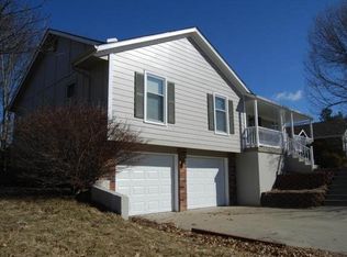 1724 NE Ridgeview Dr, Lees Summit, MO 64086