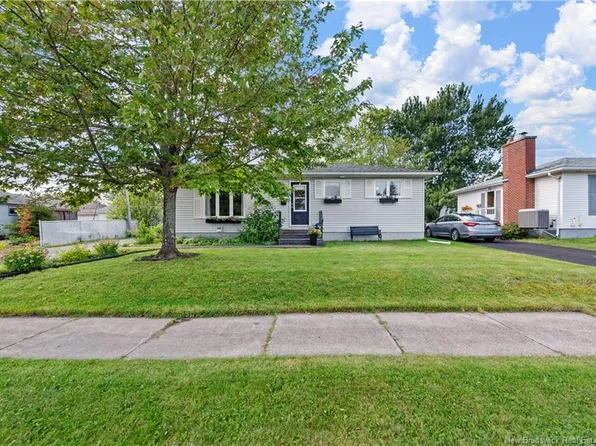 20 Dolphin Dr, Moncton, NB E1A 4W4