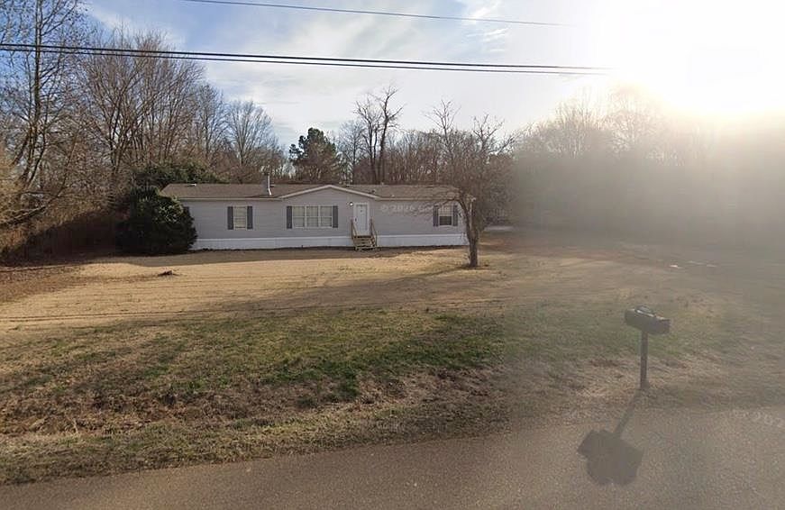 1st image of 907 Pine Ln