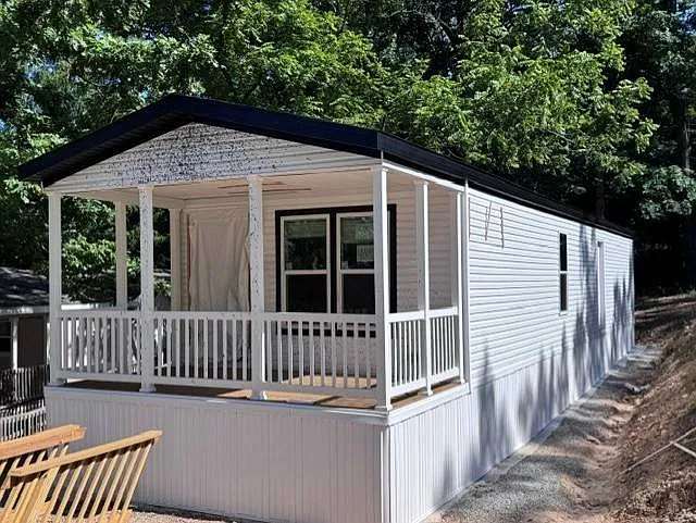2 bed, 1.0 bath, $1,095 — Photo 2
