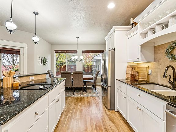 4th image of 6008 W Castle Dr