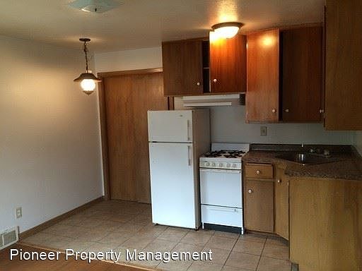 2nd image of 709 W 8th St APT 1