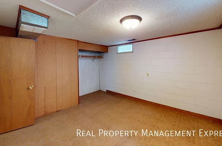 2200 W 39th St — Photo 13