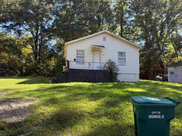 701 White Oak Ln, Greenwood, SC 29649