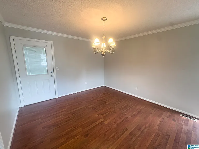 111 Florence St — Photo 3