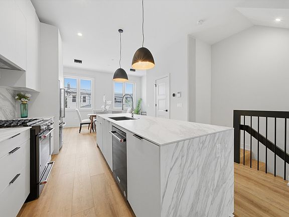 4th image of 4250 W Belmont Ave #2