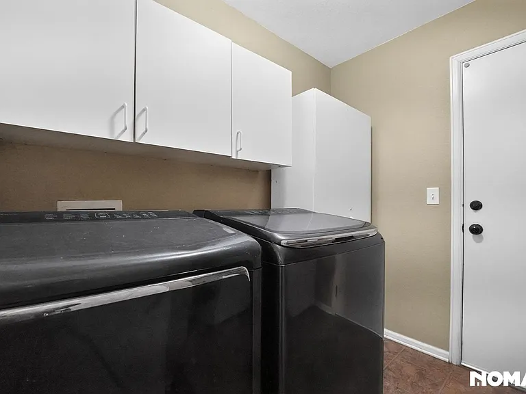 454 E 77th Pl — Photo 25