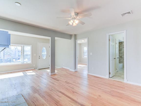 4th image of 110 Beach Ave