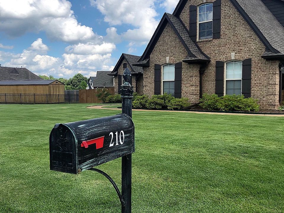 1st image of 210 Pearl Dr