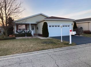 32 Rocking Horse Ln, Grayslake, IL 60030