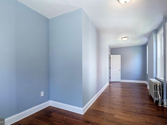 2nd image of 18 E 21st St