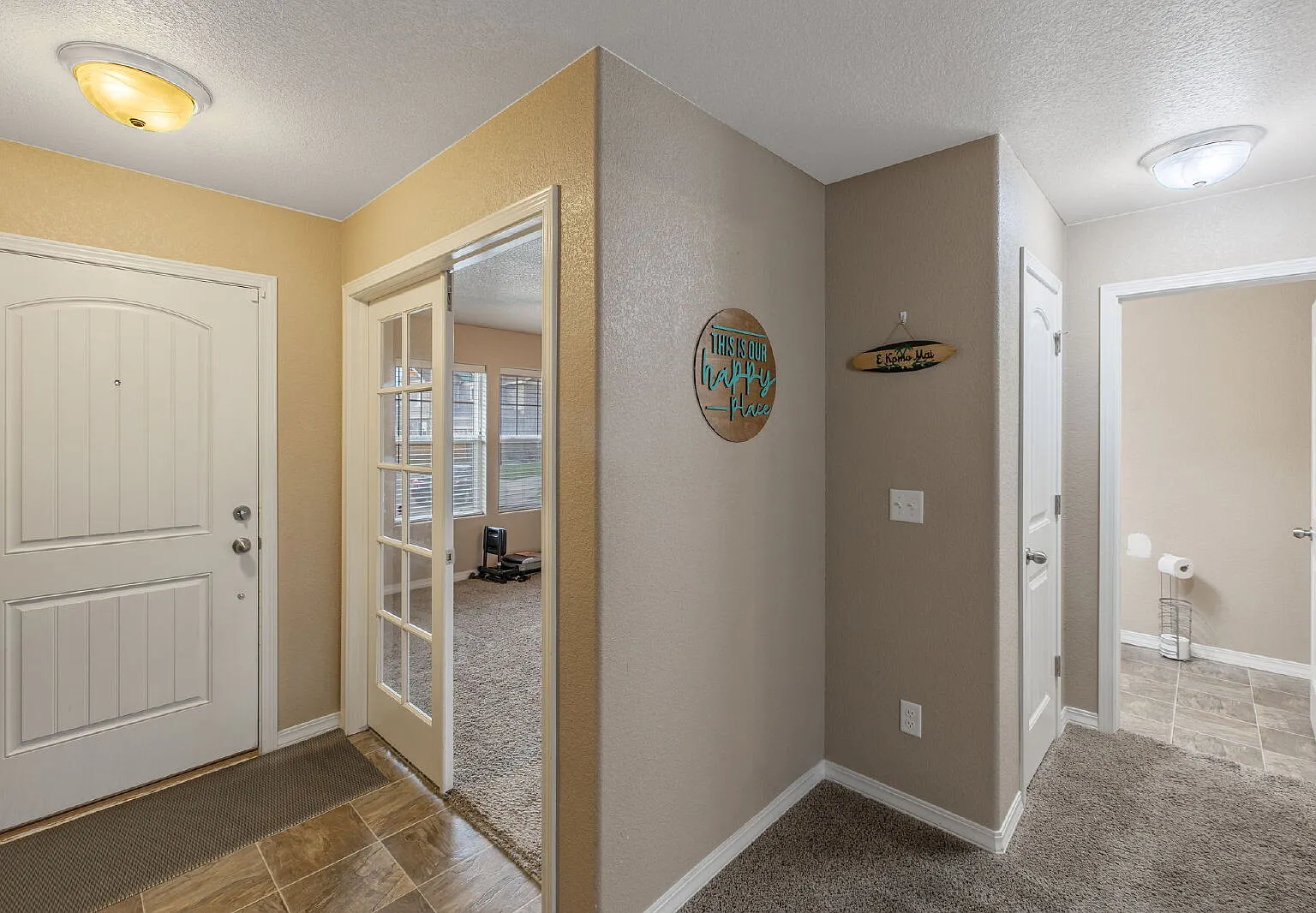 4 bed, 2.5 bath, 2708 sqft, $2,400 — Photo 2