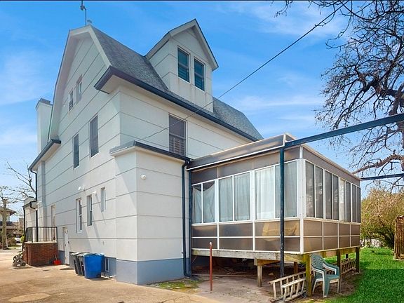 2nd image of 3851 Laurel Ave