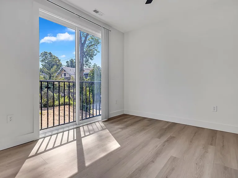 626 N College Ave — Photo 12
