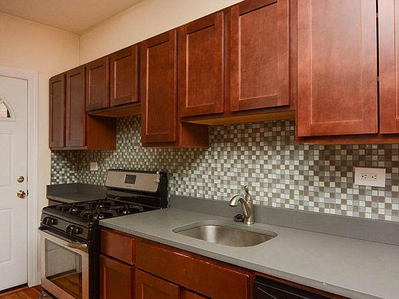4th image of 624 W Cornelia Ave APT 3S