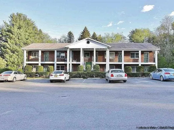 1037 Aquetuck Road, New Baltimore, NY 12124