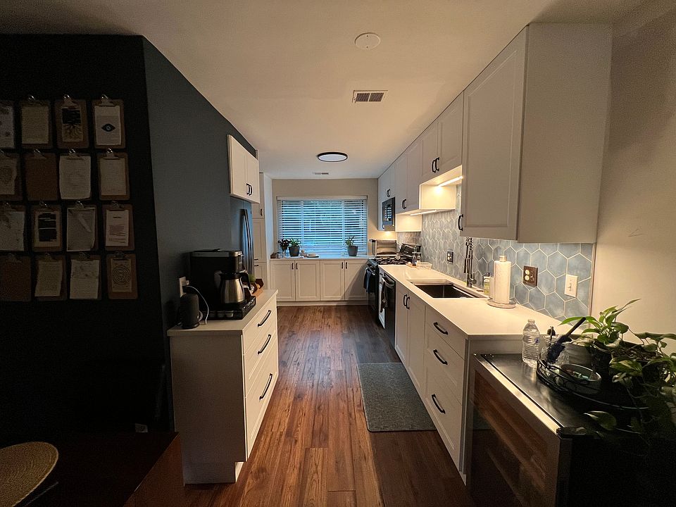 Kitchen/Coffee Bar
(mini fridge not included)