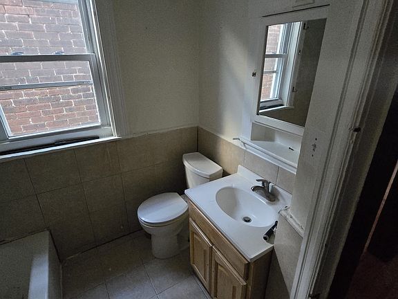 4th image of 1421 W Union St
