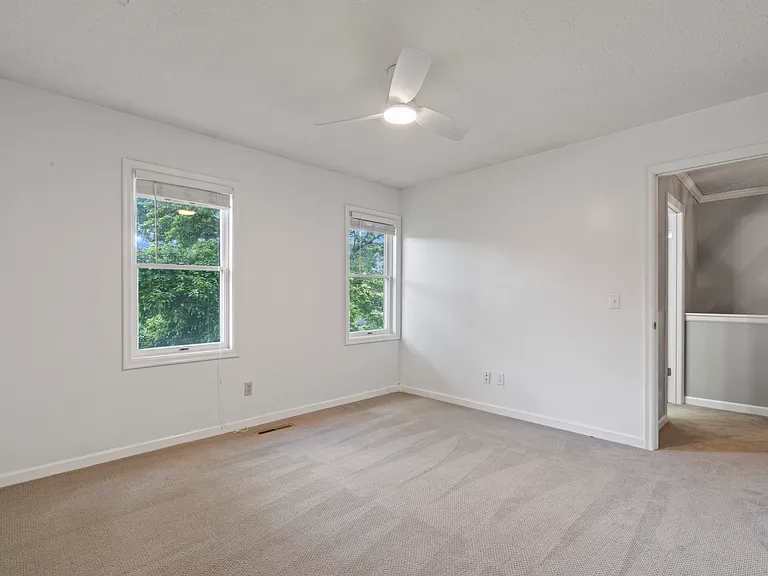 4690 Lindbergh Dr — Photo 35