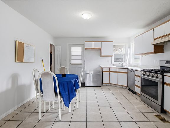3rd image of 1636 Tranquille Rd