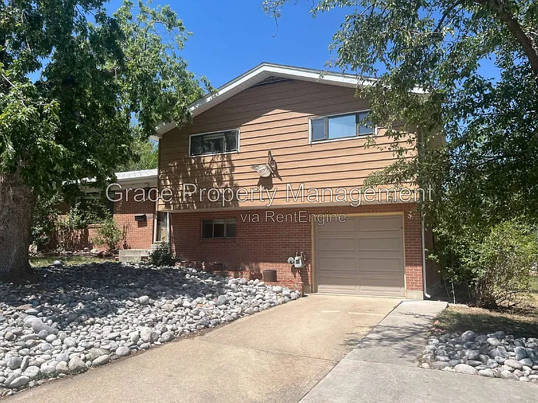 10541 Livingston Dr — Photo 17