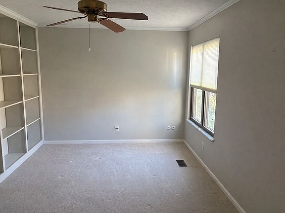 3rd image of 1302 Glastonbury Ln