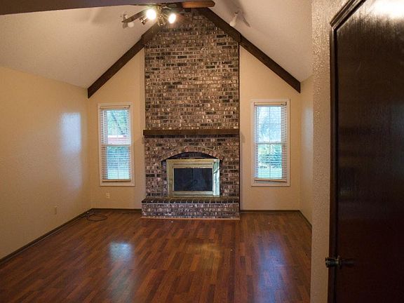 Living room, expansive vaulted ceilings & brick fireplace-3