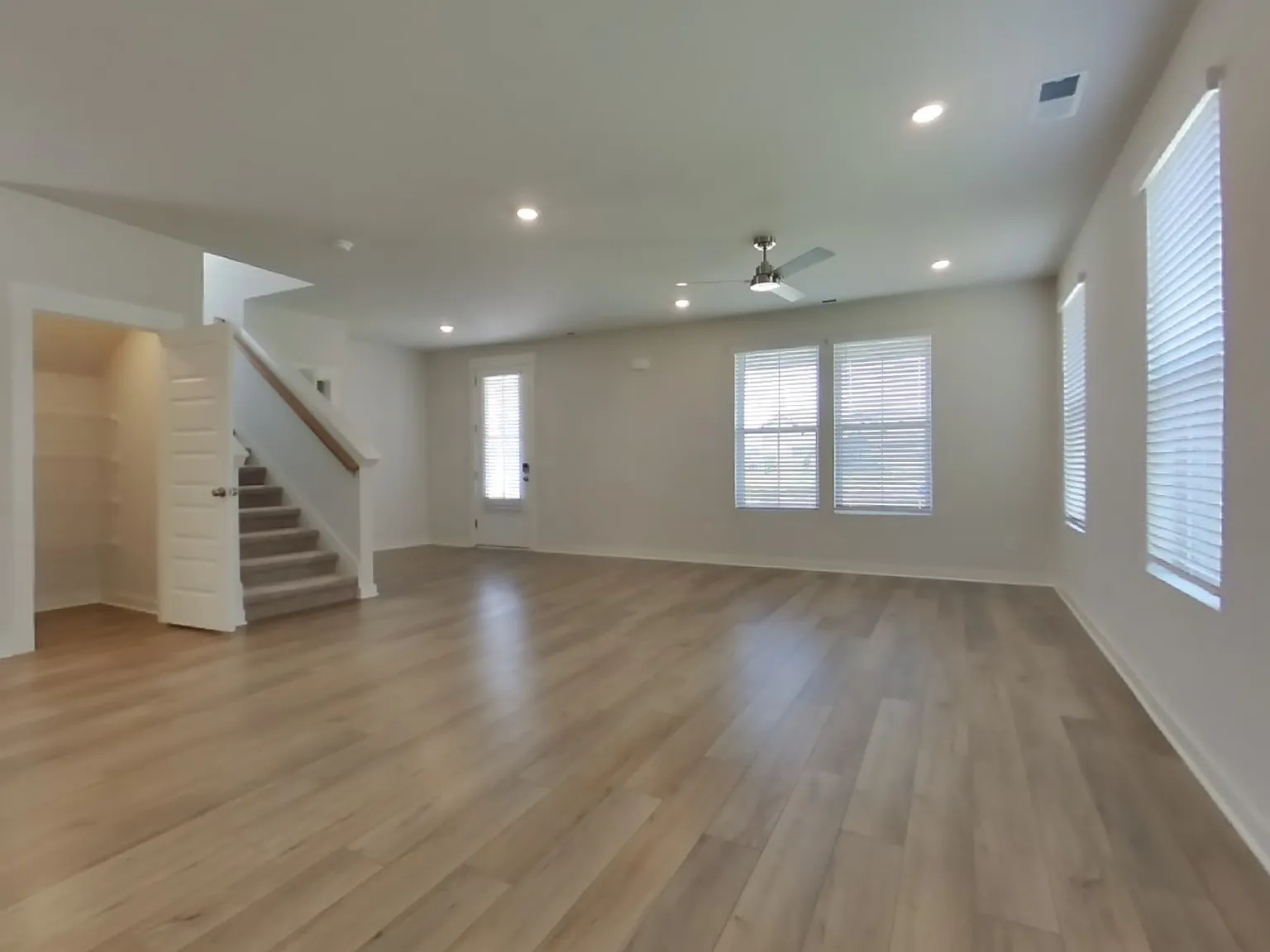 3 bed, 2.5 bath, 1704 sqft, $2,399 — Photo 4