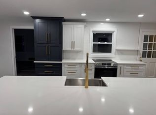 W210 Vista Dr, Oconomowoc, WI 53066