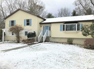 11 Creekside Ln, Pleasant Valley, NY 12569