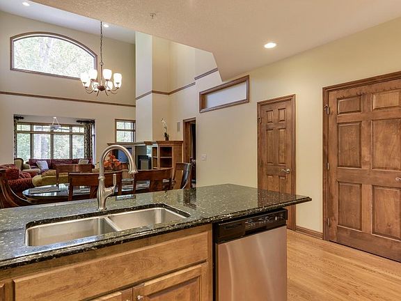 5th image of 299 Willoughby Way E