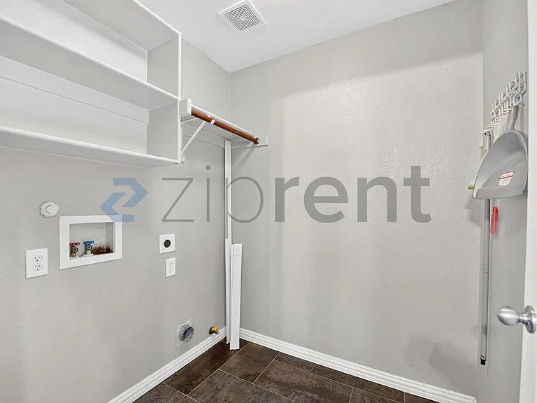 5228 Lake Grove Dr — Photo 17