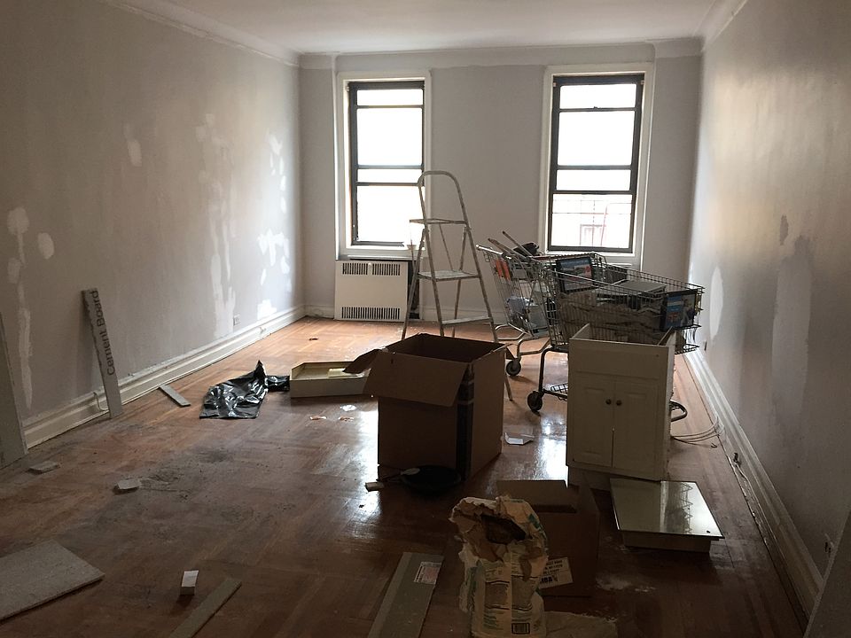 2nd image of 240 E 18th St APT 4C