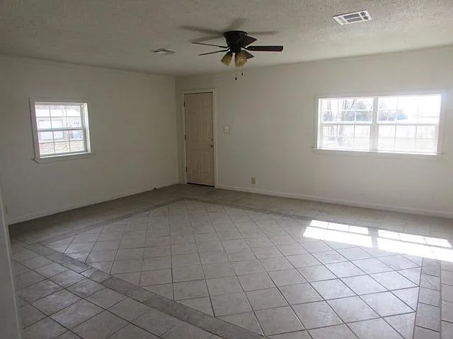 602 W Spruce St — Photo 5