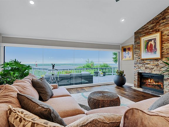 3rd image of 218 Island View Dr