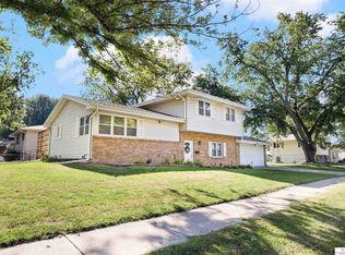 5005 Oaks Ln, Omaha, NE 68137