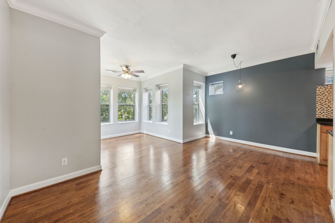 5673 Waterman Blvd 31-013.jpg