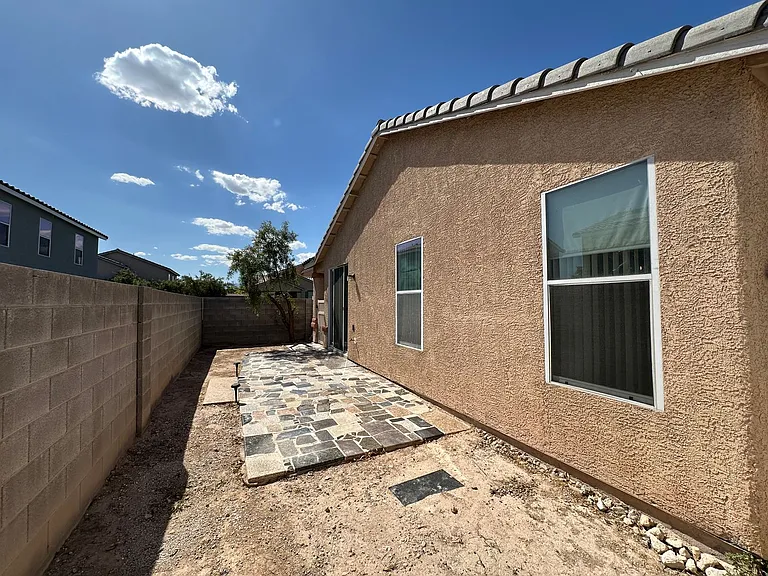 2525 Living Rock St — Photo 18