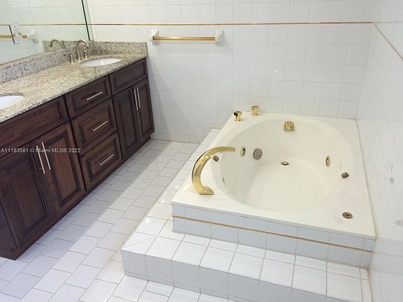 4th image of 1261 Venetia Ave
