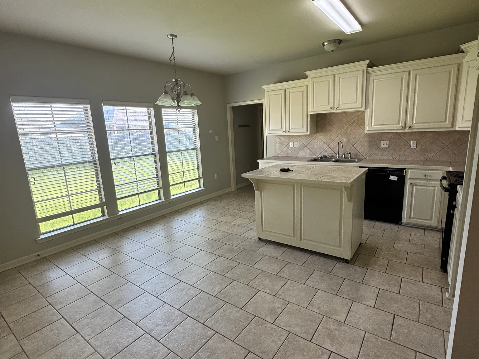 3 bed, 1500 sqft, $1,975 — Photo 3