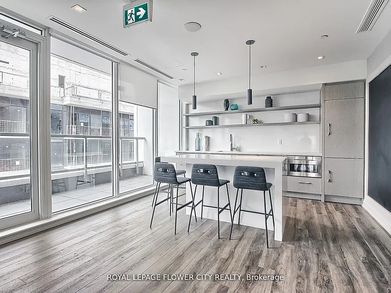 212 King William St #1011 — Photo 32