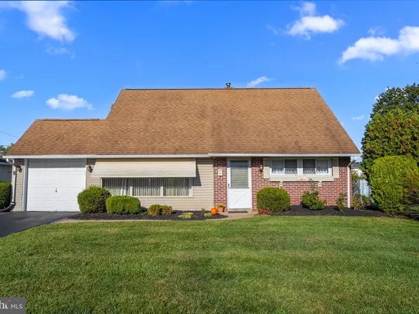 8 Haven Rd, Levittown, PA 19056