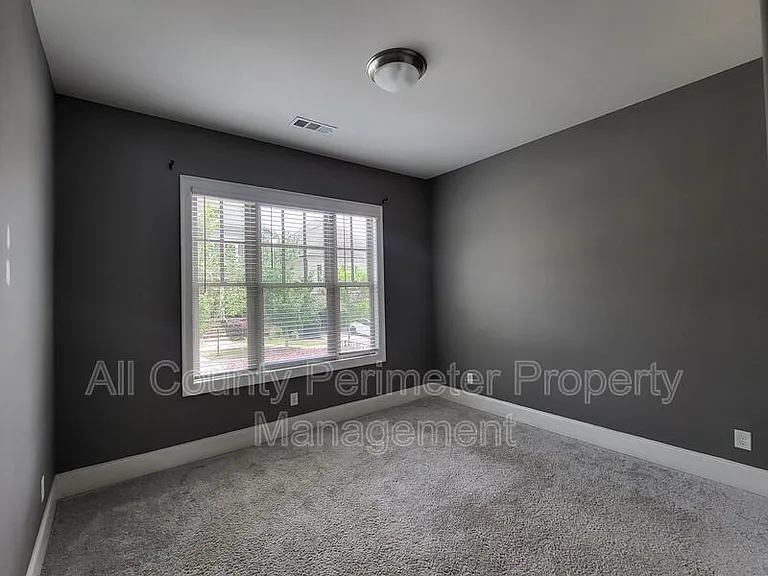 819 Olmsted Ln — Photo 13