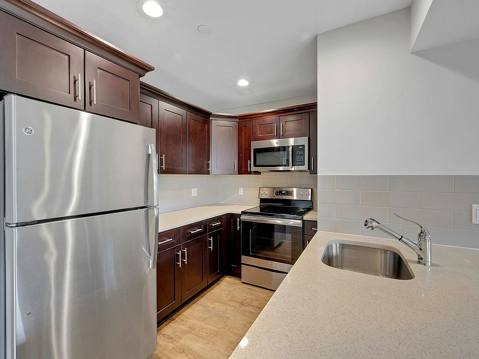 KITCHEN W/ STAINLESS STEEL APPLIANCES